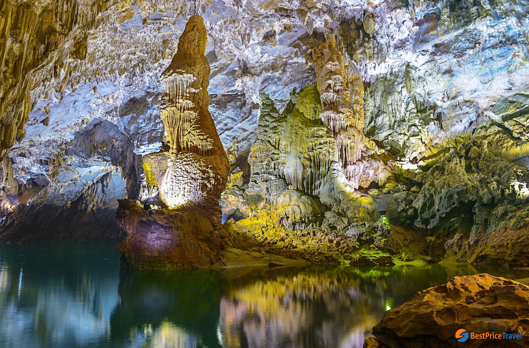 Admire the beauty of stalactites and stalagmites in Phong Nha cave