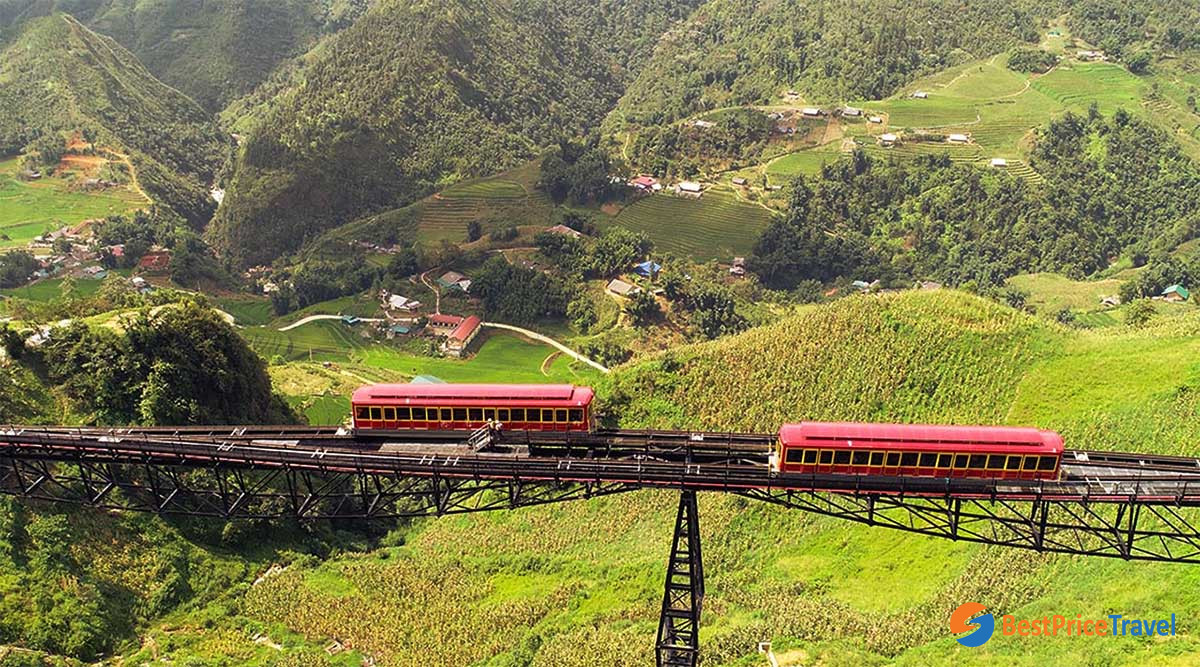 Enjoy the eye-catching view of rice terraces in Vietnam through Sapa mountain climbing train