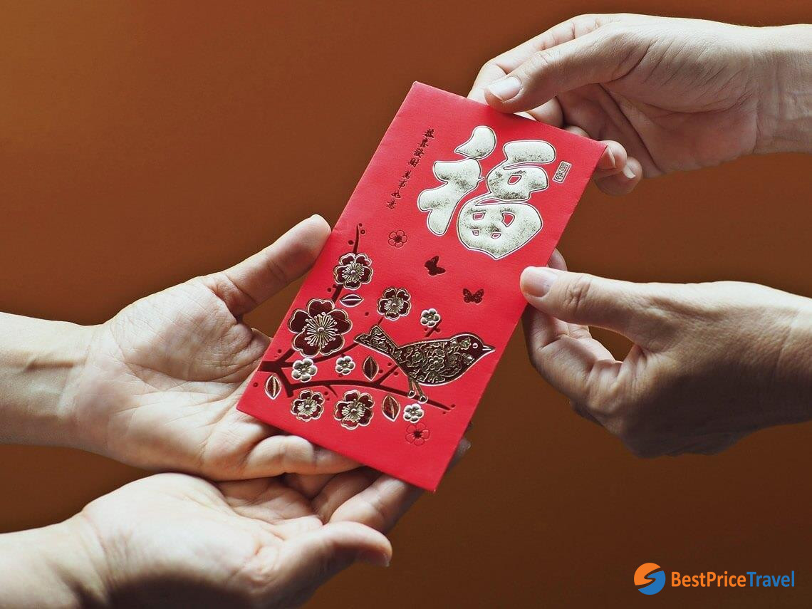 sharing lucky money is a must thing to do in tet holiday