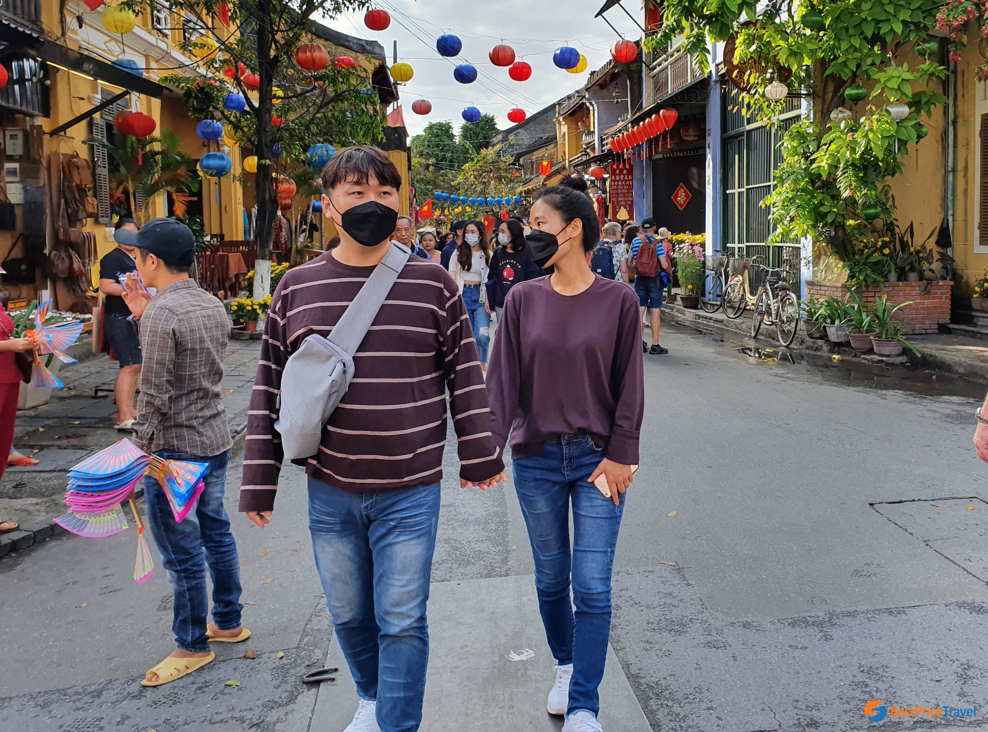 Tourists wear masks to prevent the COVID-19 infection