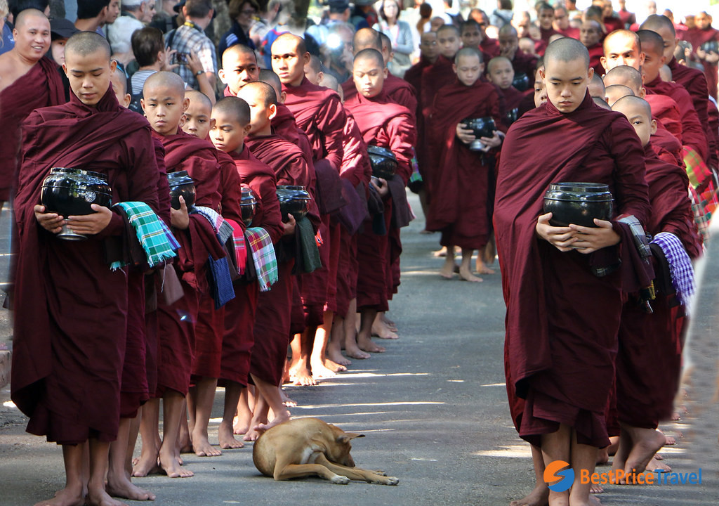 Join Mahagandayon Monastery Alms Giving Ceremony for a 1 day trip in Mandalay
