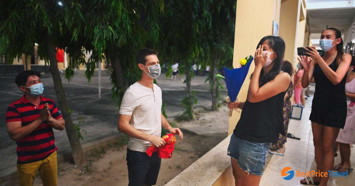A new couple in Vietnam isolation region