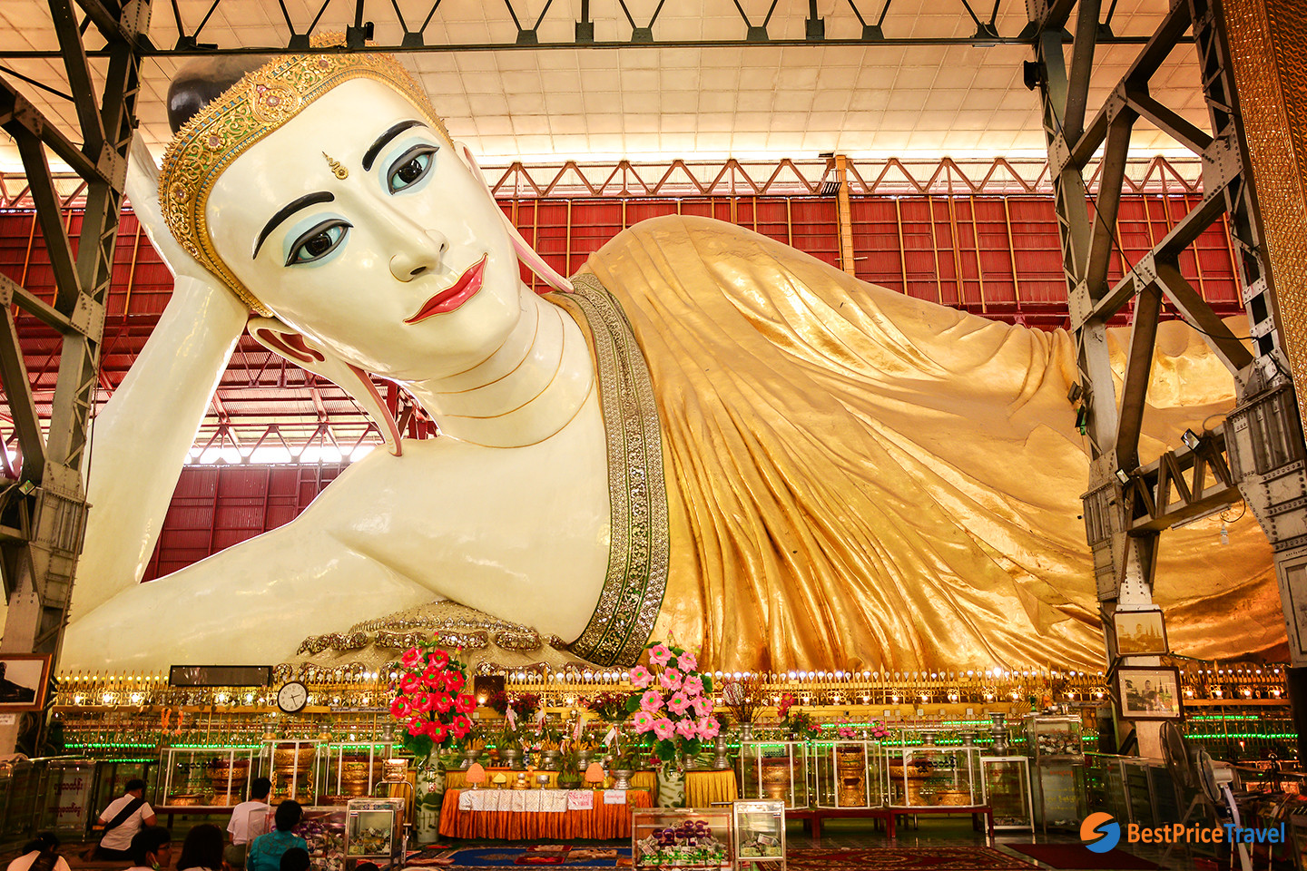 Reclining Buddha in Chaukhtatgyi Pagoda  - Best thing to see Yangon in 1 day