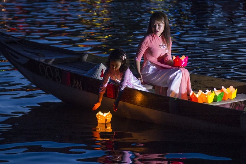 Releasing lantern on Hoai river in Hoian