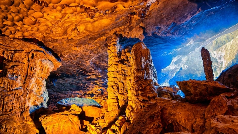 Explore Amazing Cave in Halong Bay