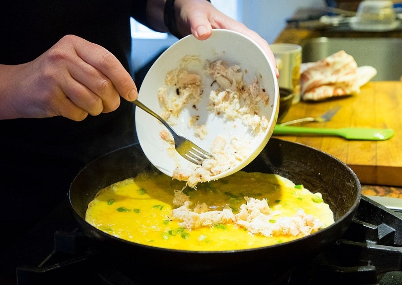 Making Crab Omelette