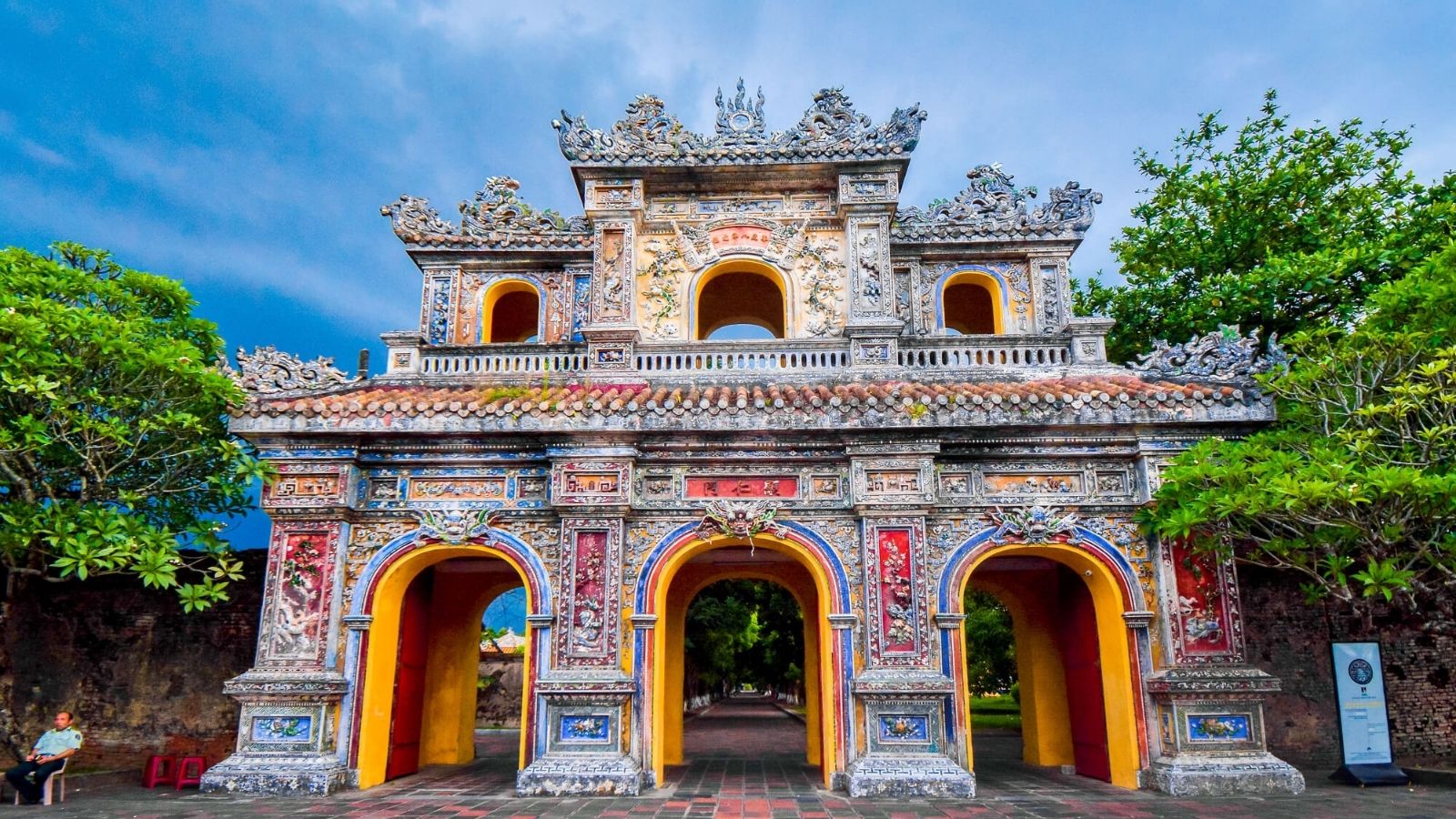 Learning Vietnamese history in Hue Imperial city