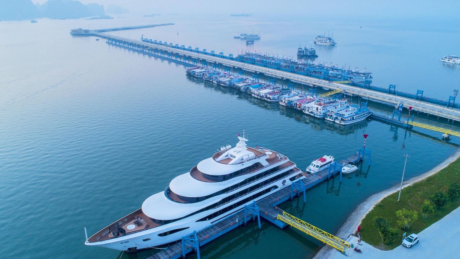 halong bay cruise ship port