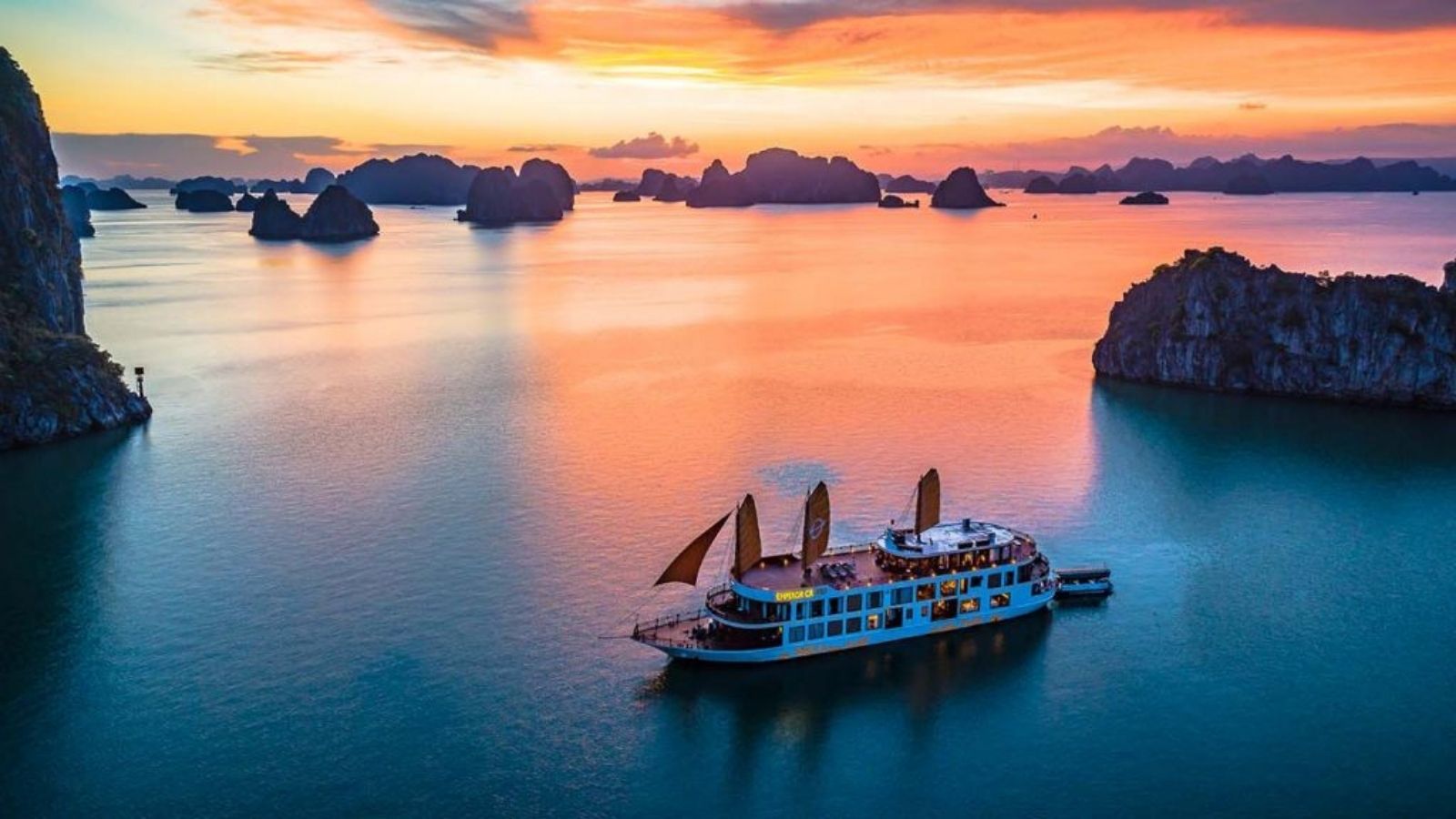 Overnight on cruise in Halong Bay