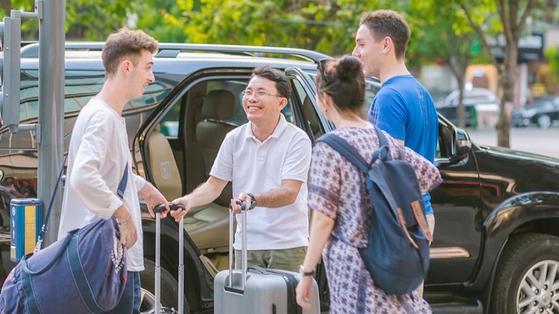 The satisfied customers on Hanoi - Halong private car