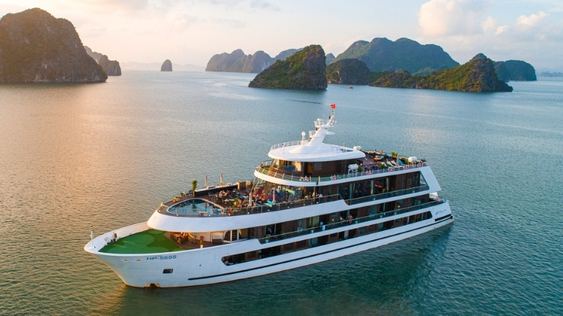 Halong Bay cruise with helicopter transfer
