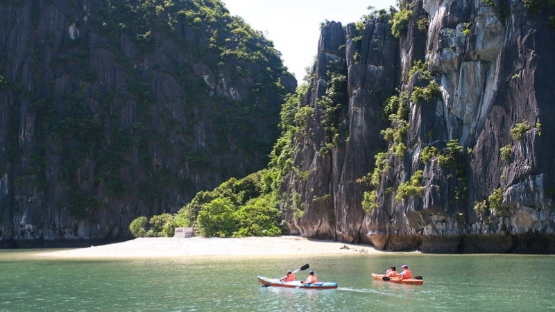 Kayaking in Cat ba Island