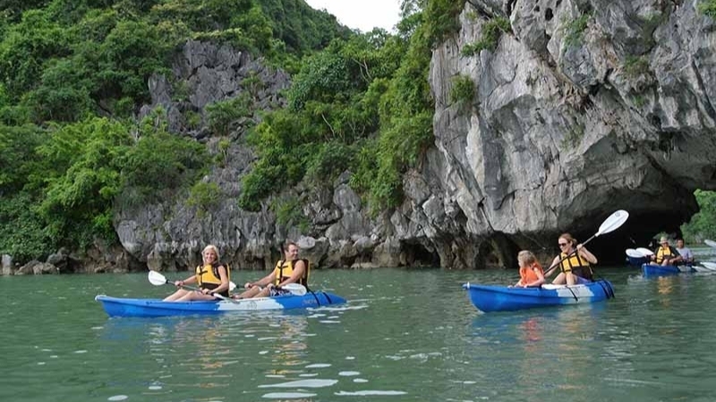 Kayaking in Lan Ha Bay Cat Ba