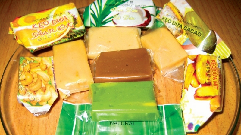Many kinds of coconut candy to buy