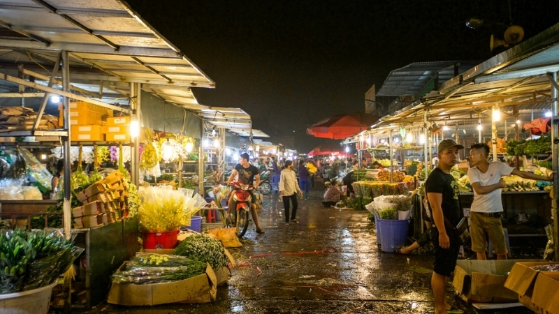 Visit night flower market Quang Ba