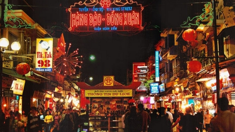 Shopping at Hanoi night market
