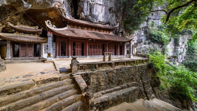 Visit Bich Dong Pagoda 