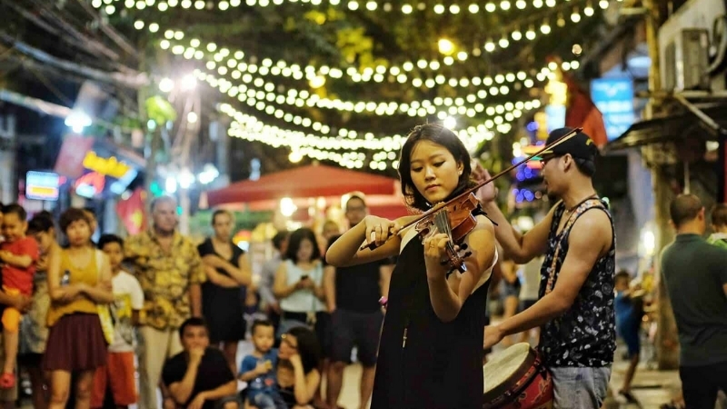 Enjoy cultural shows in Hanoi night market