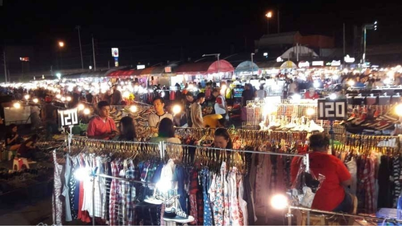 Le Duan night market