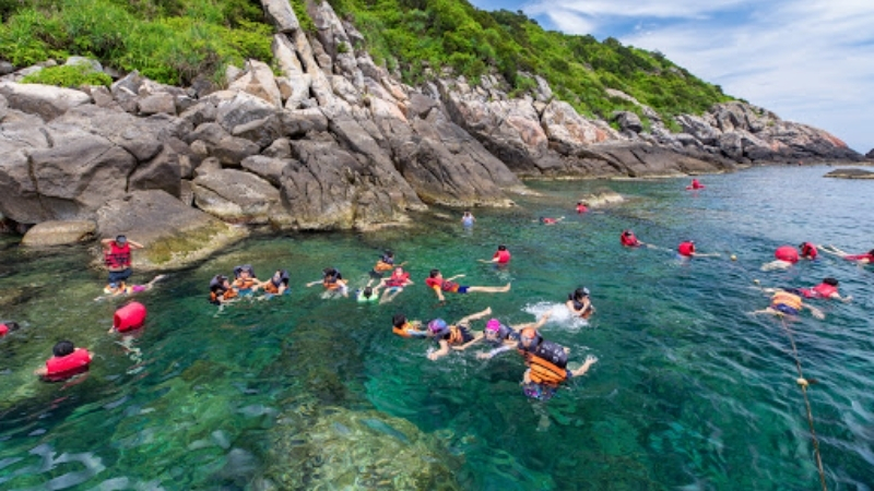 Snorkeling in Cham Island