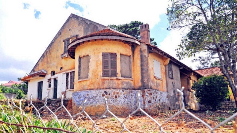Visit some famous ghost houses in Da Lat