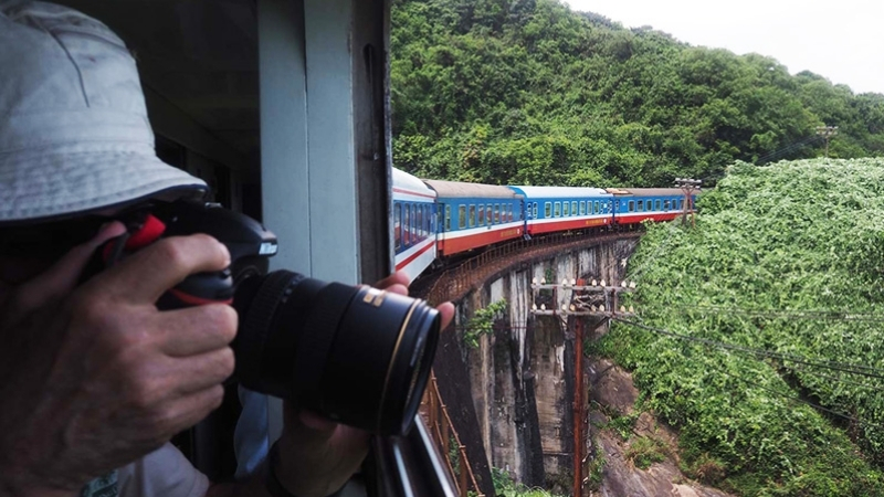 Take amazing photos from train trip Da Nang to Hue