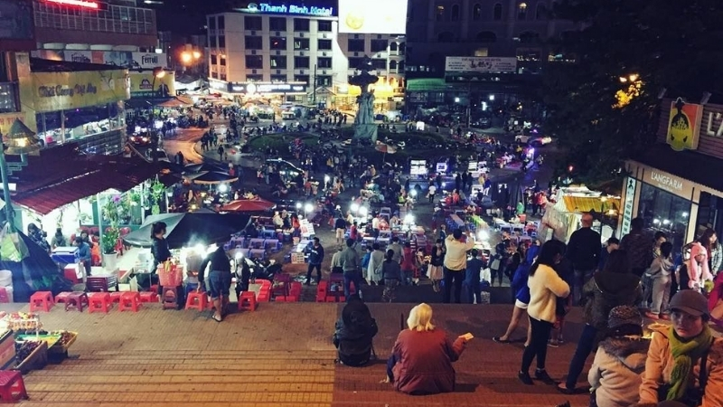 Visit the crowded Da Lat Night Market