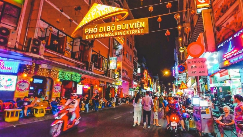 Party all night long at Bui Vien Street