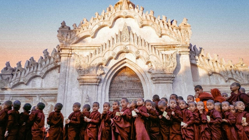 Monks in Ananda festival