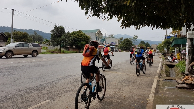 Cycling visit Saigon city