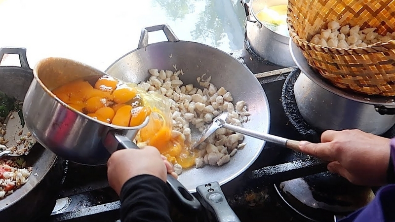Making crab omelets at Jay Fai