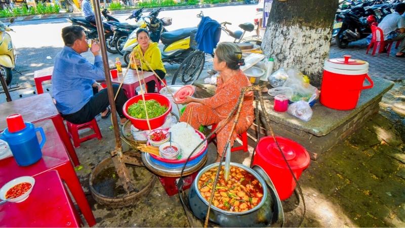 Central Vietnam Itinerary Dong Ba Market