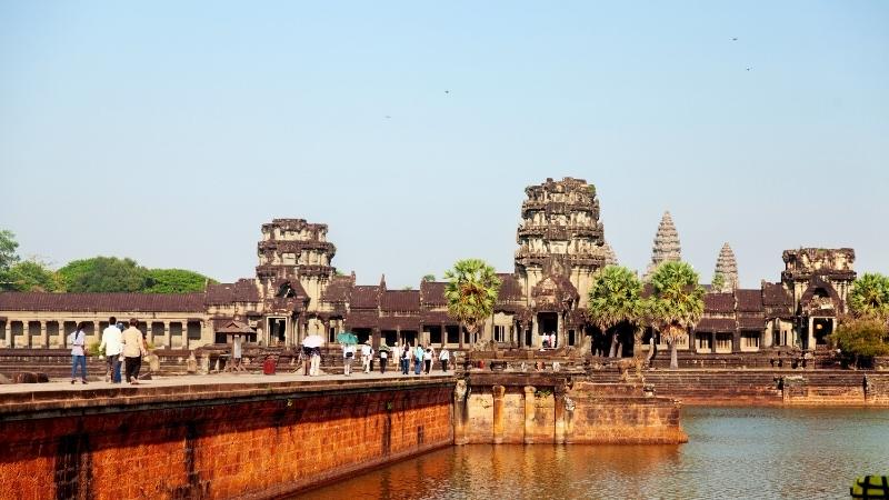 Local tips to get to Angkor War from Siem Reap 