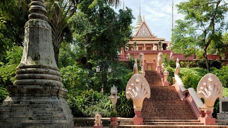 Wat Phnom - the most foumust temple in Phnom Penh