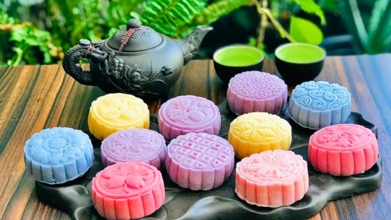 Snow skin mooncakes usually have colorful decorations - Vietnamese mooncakes flavors