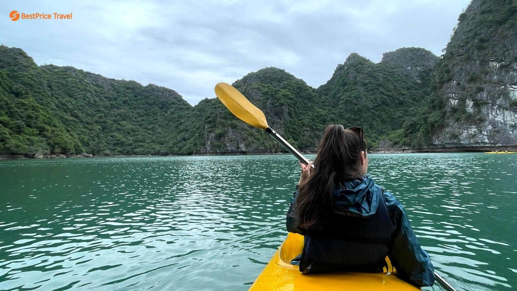 kayaking in Halong bay