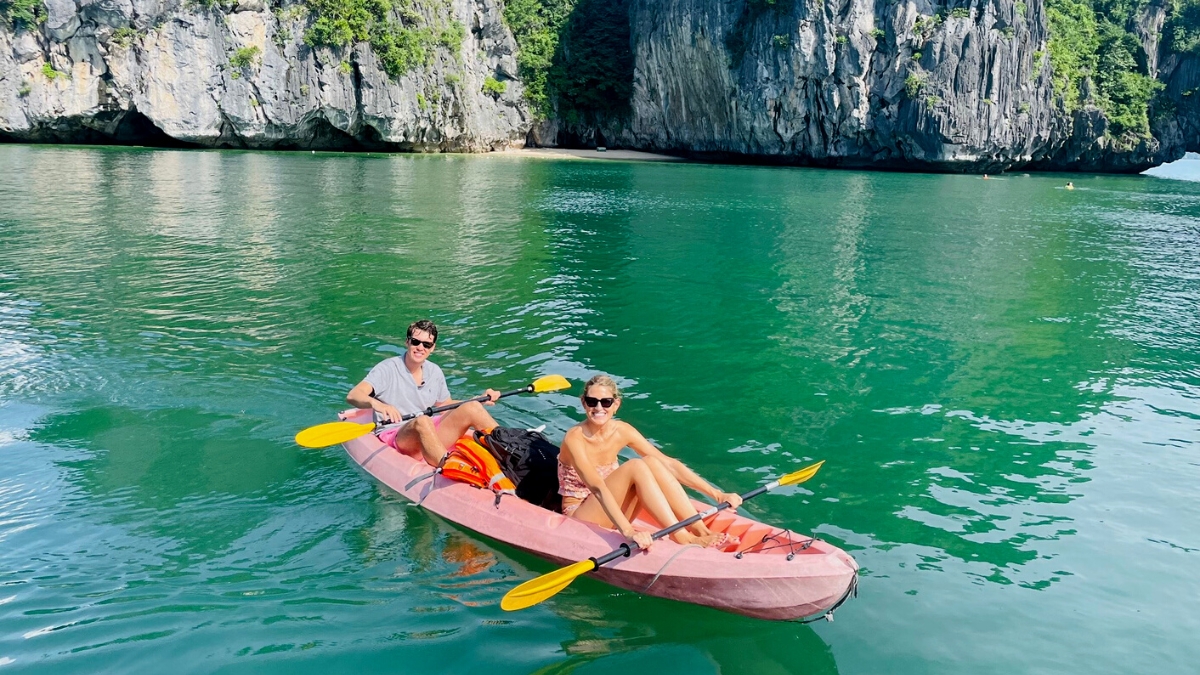 Exploring the bay together with friends by kayaking