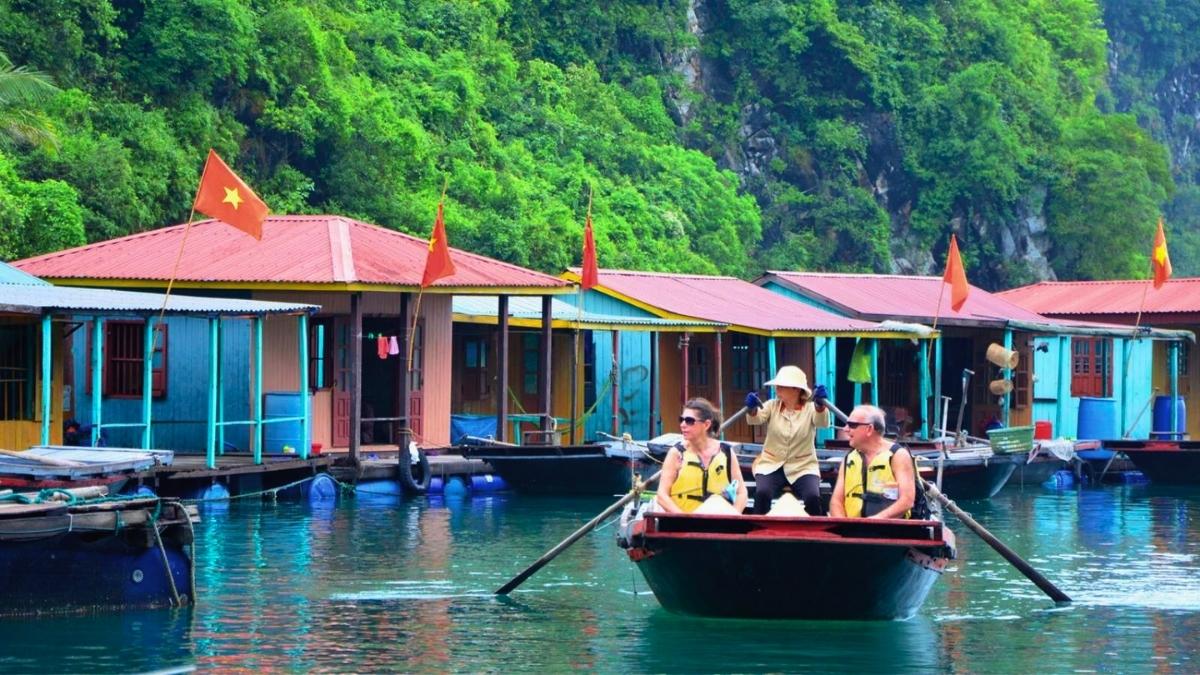 Visit Cua Van Fishing Village By Bamboo Boat (Image Source Internet)