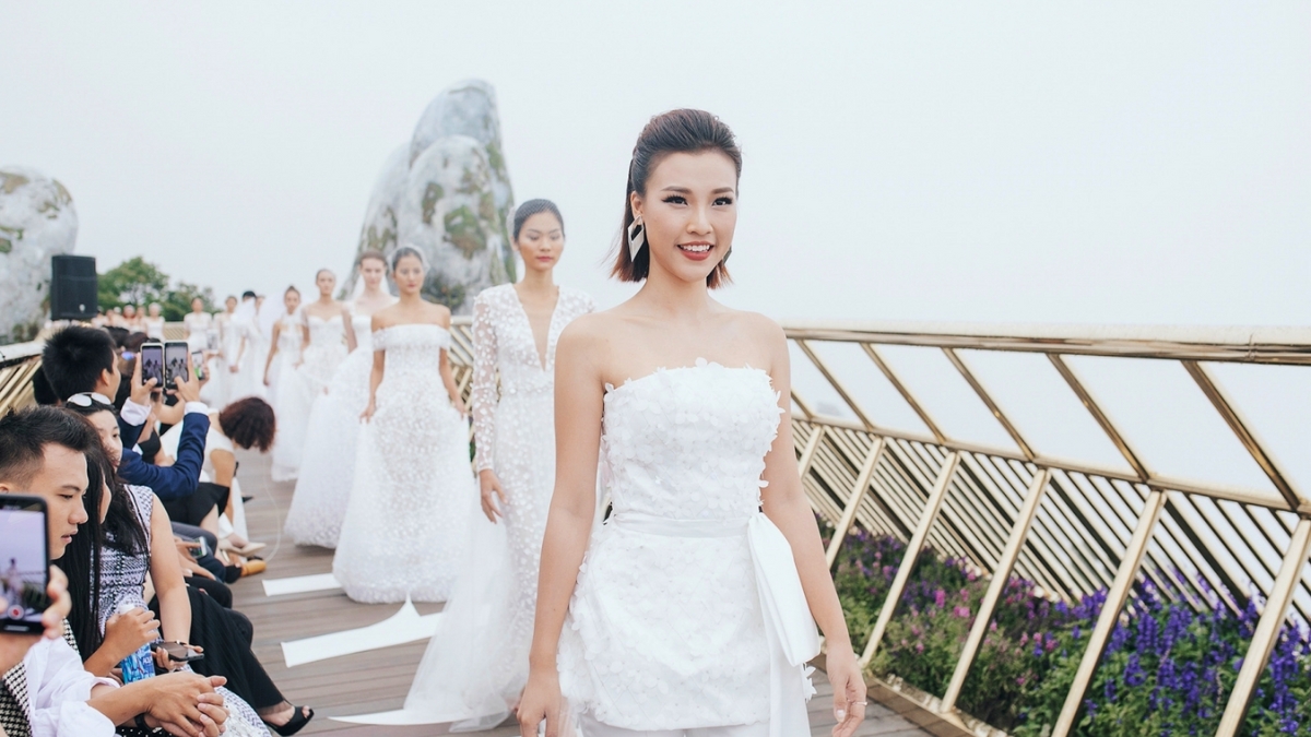 Promoting Tourism With Fashion on The Golden Hands Bridge