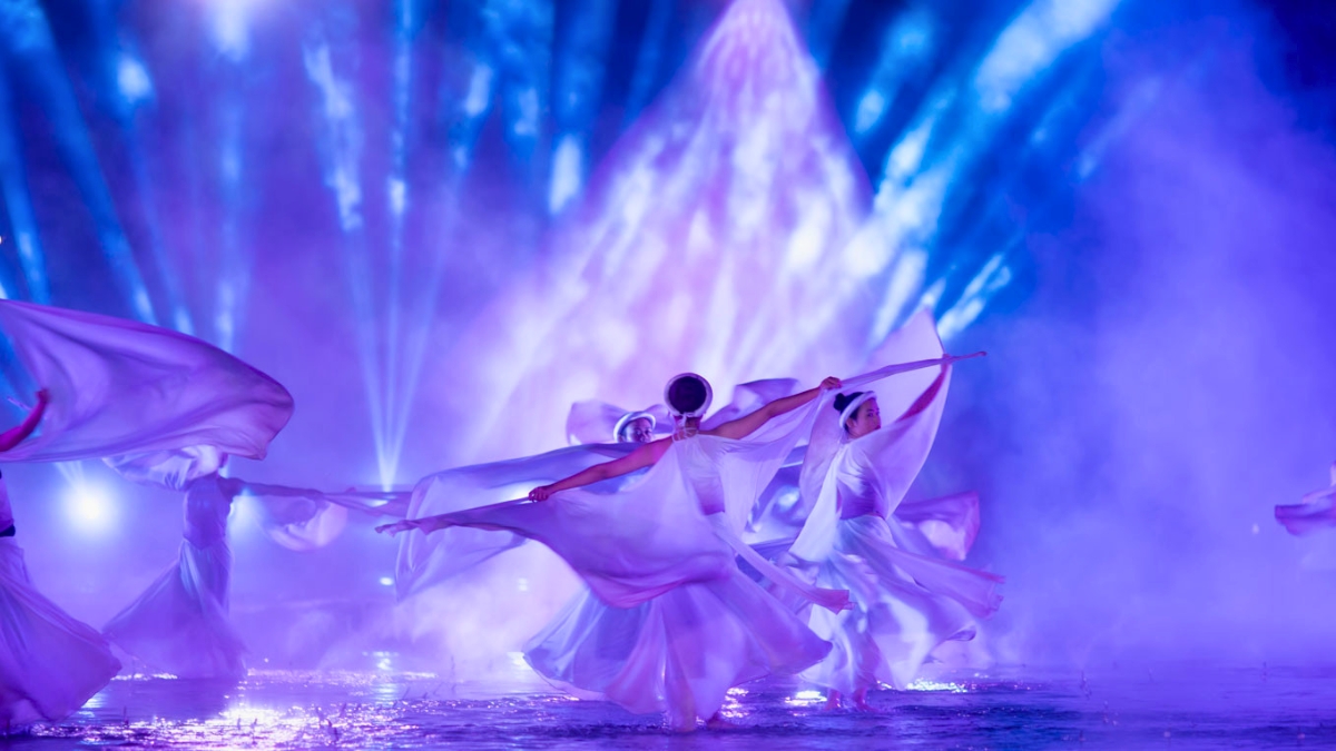 Gorgeous show with a harmonious mix of dance and light