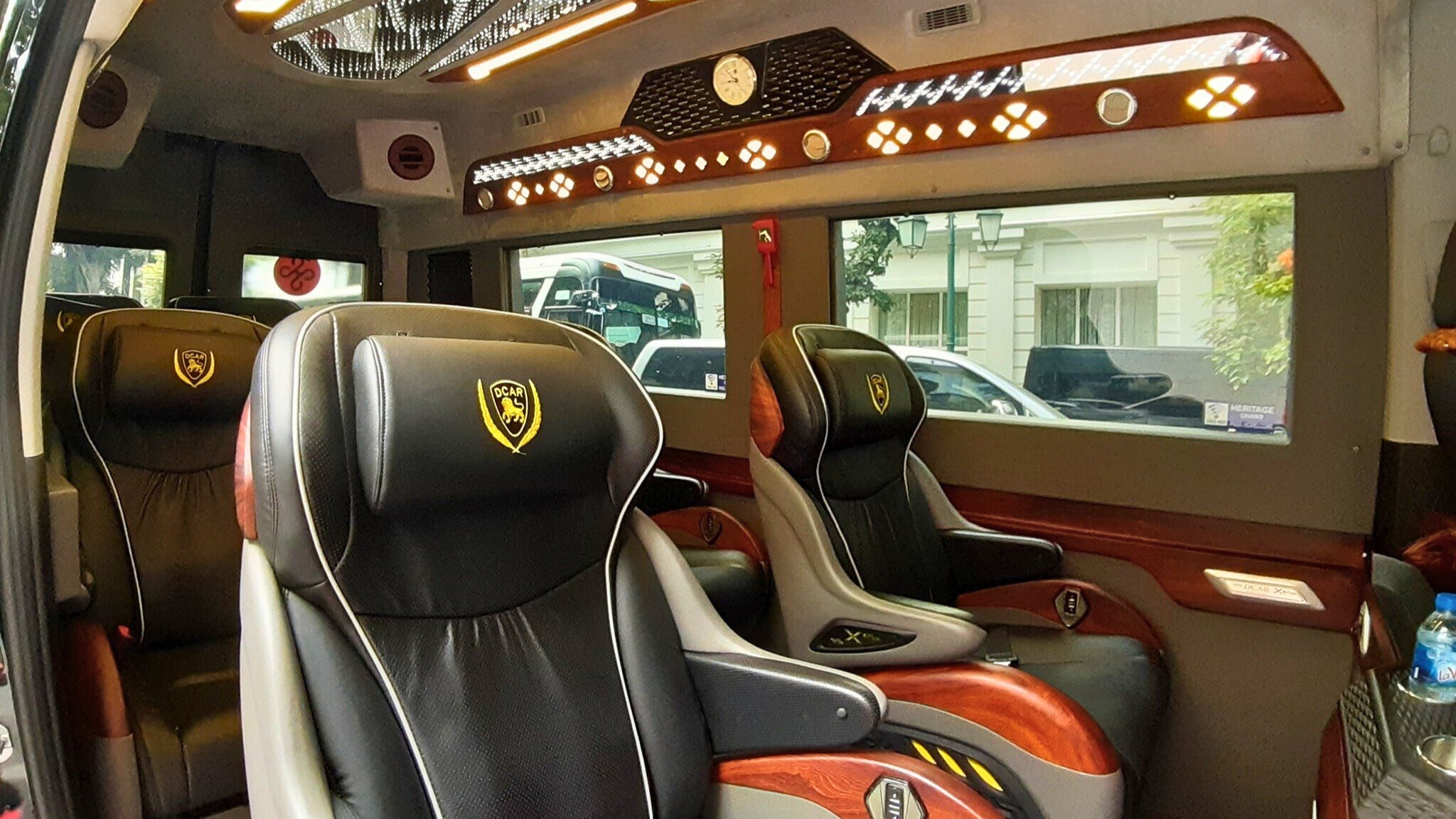 Modern Interior Inside Dcar Limousine Bus 9 Seats
