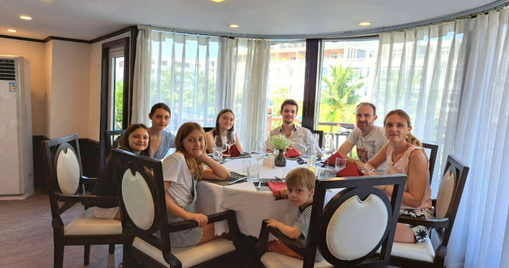 Enjoy A Meal With The Family In The Middle Of Halong Bay
