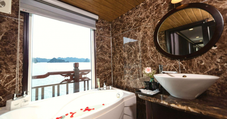 Senior Bathroom with Halong Panorama to relax