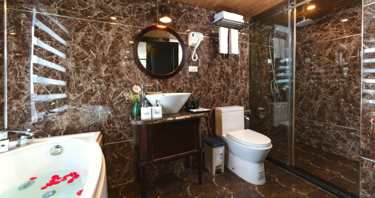 Brightly and clear Bathroom with luxury facilities