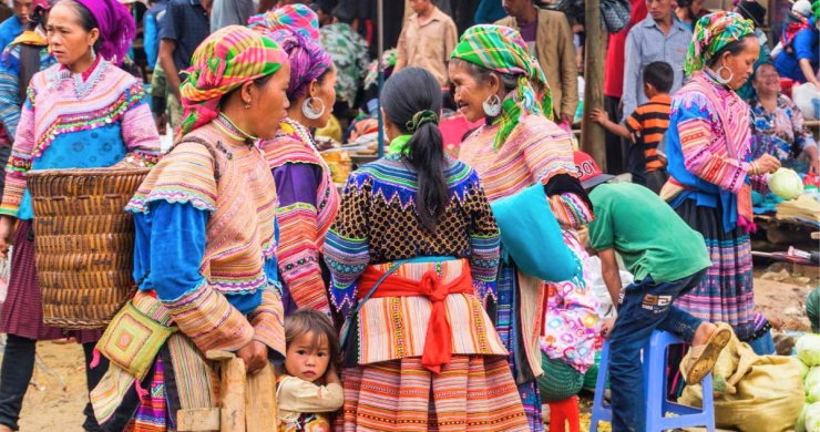Day 1 Visit The Busy Hill Tribe Market In Sapa