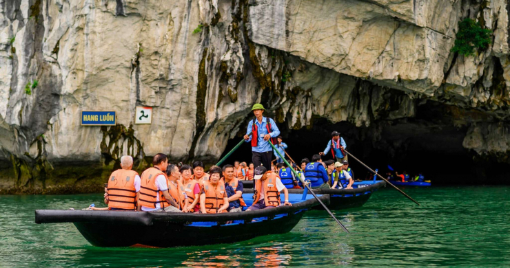 Experience sitting on bamboo boat for sightseeing