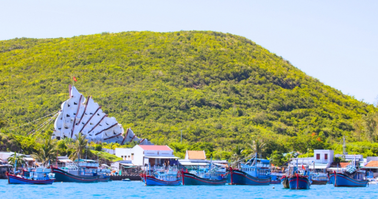 Transfer To Hon Mieu Island To Visit Tri Nguyen Aquarium
