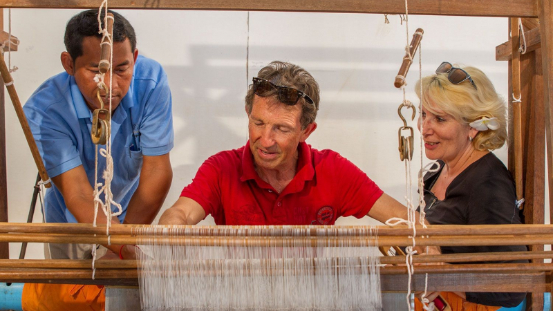 Initiation To Silk Weaving On Traditional Looms