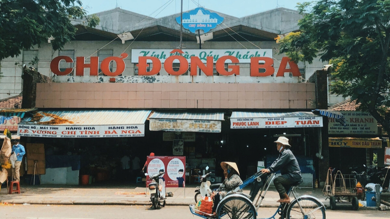 Stop At Dong Ba Market