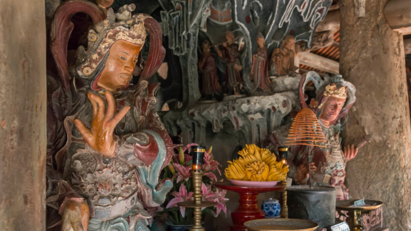 Explore Some Fantastic Ancient Statues In Mia Pagoda